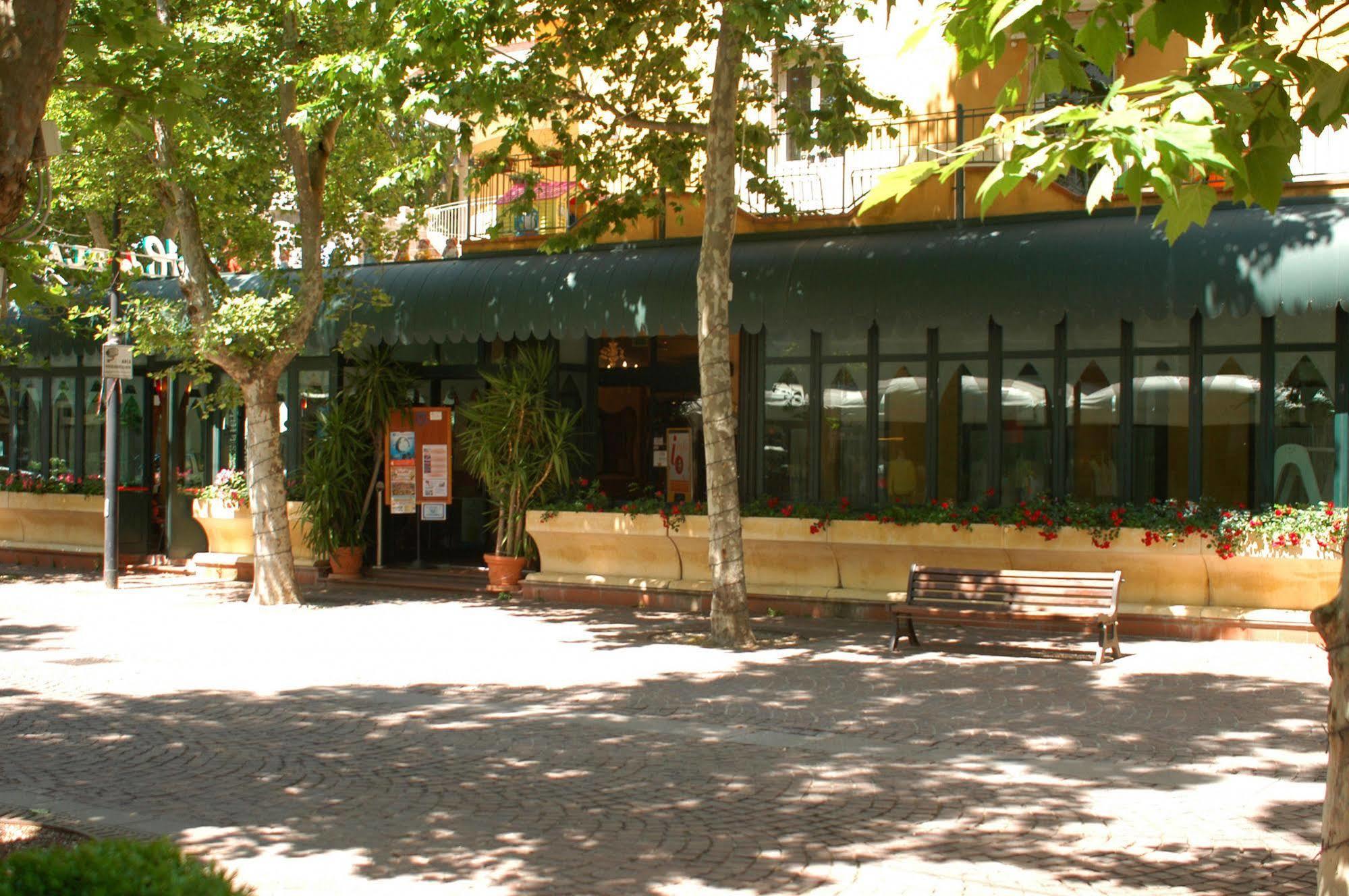 Hotel Dei Platani リミニ エクステリア 写真